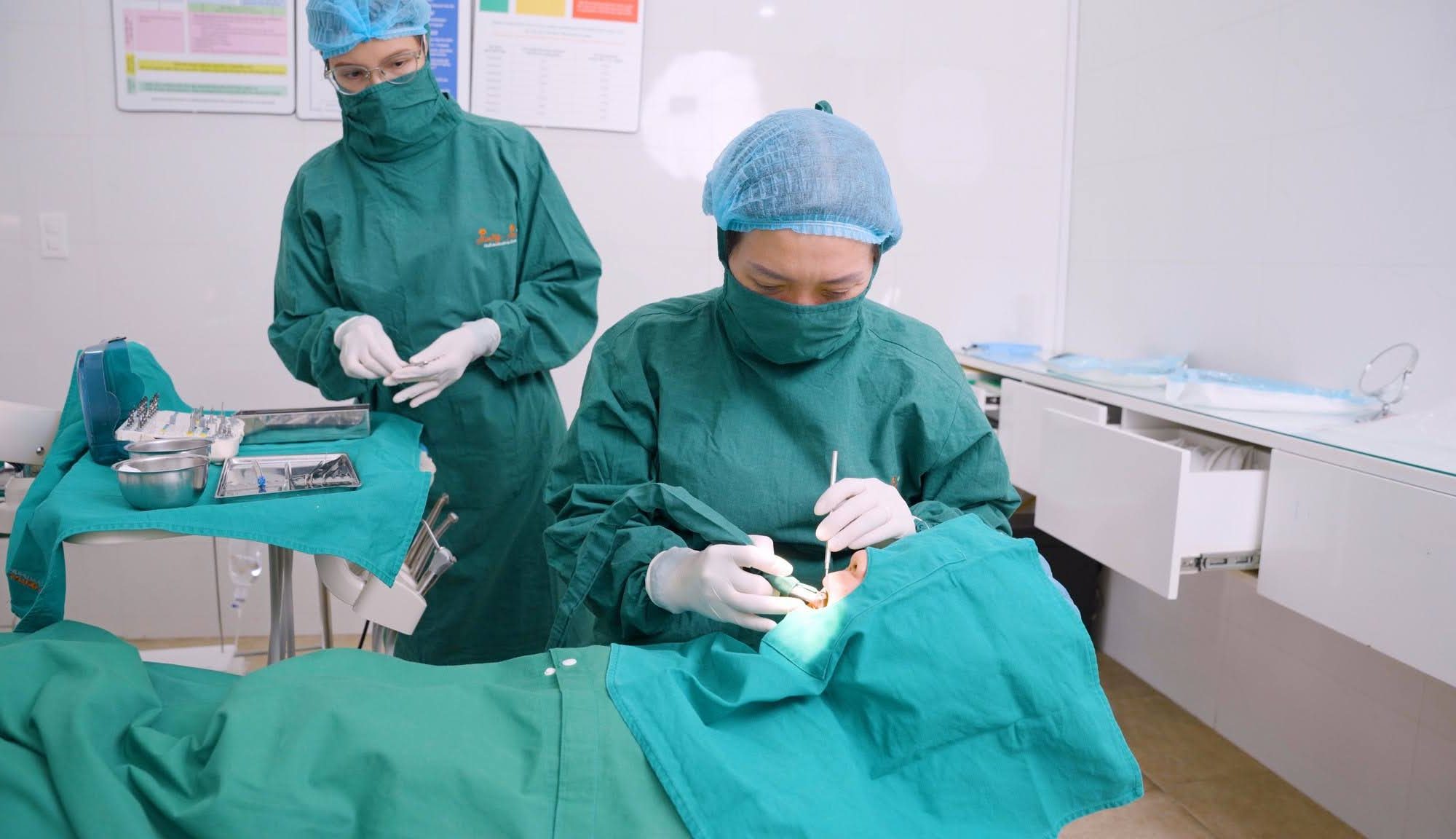 Bác sĩ Yến điều trị cho bênh nhân